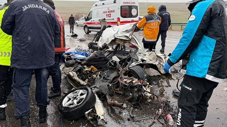 Kaza Alanında Şok Edici Manzaralar! Araç Üzerinden Geçti: 3 Can Kaybı