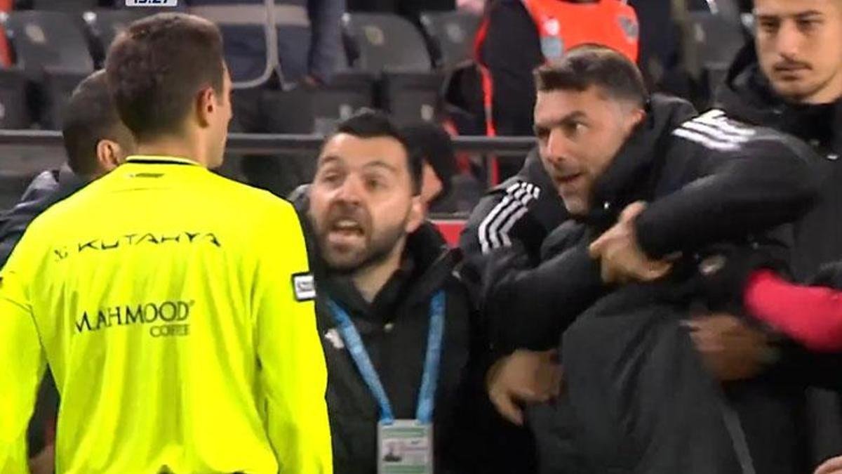 Tayyip Talha Sanuç Kırmızı Kart Aldı! Burak Yılmaz Hakeme Yürüdü