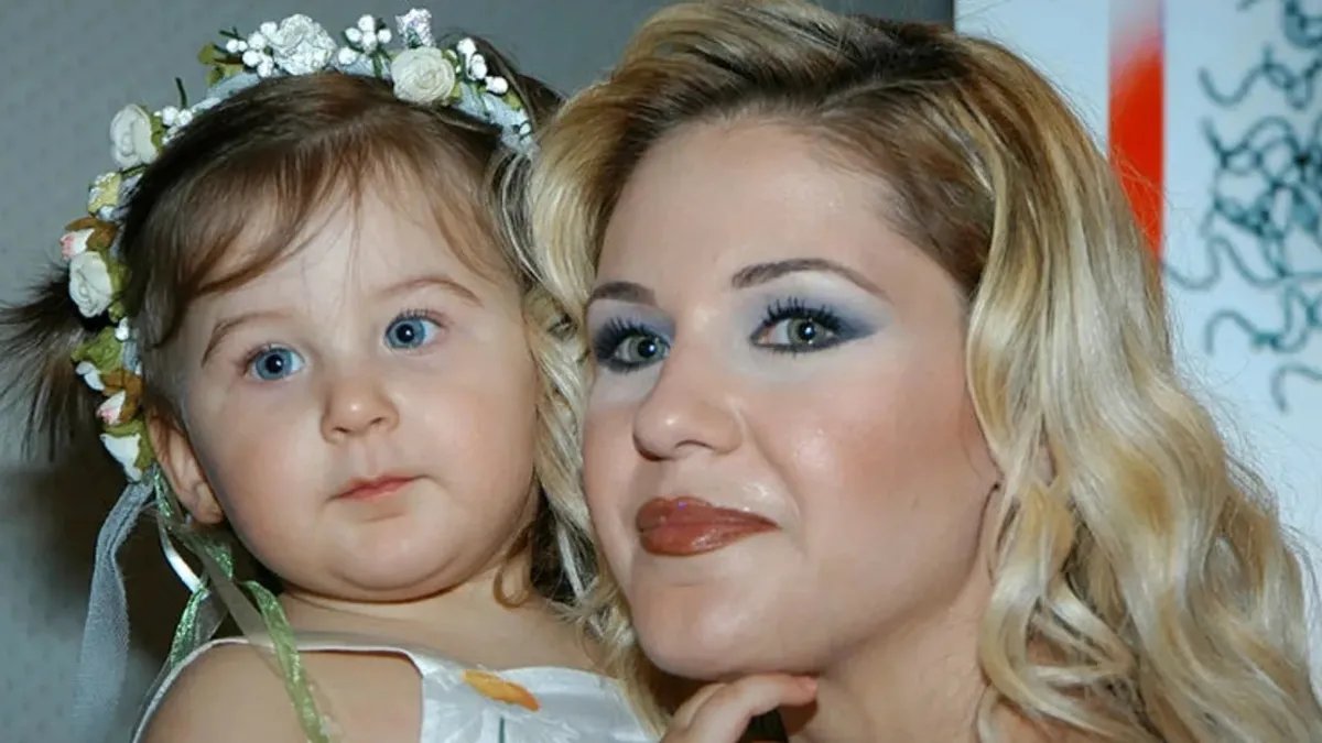 Anne Mi Kız Mı? Emine Ün’ün Kızı Duru Güzelliğiyle Dikkat Çekti!