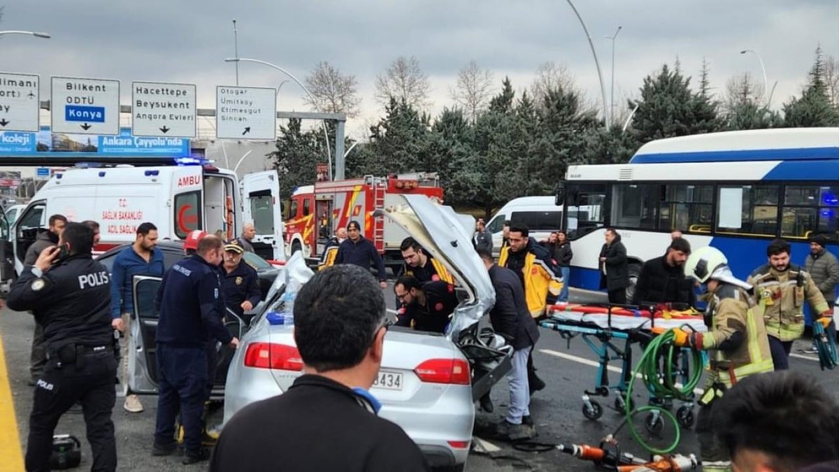 Durakta Bekleyen EGO Otobüsüne Araç Çarptı: 1 Ağır, 4 Yaralı