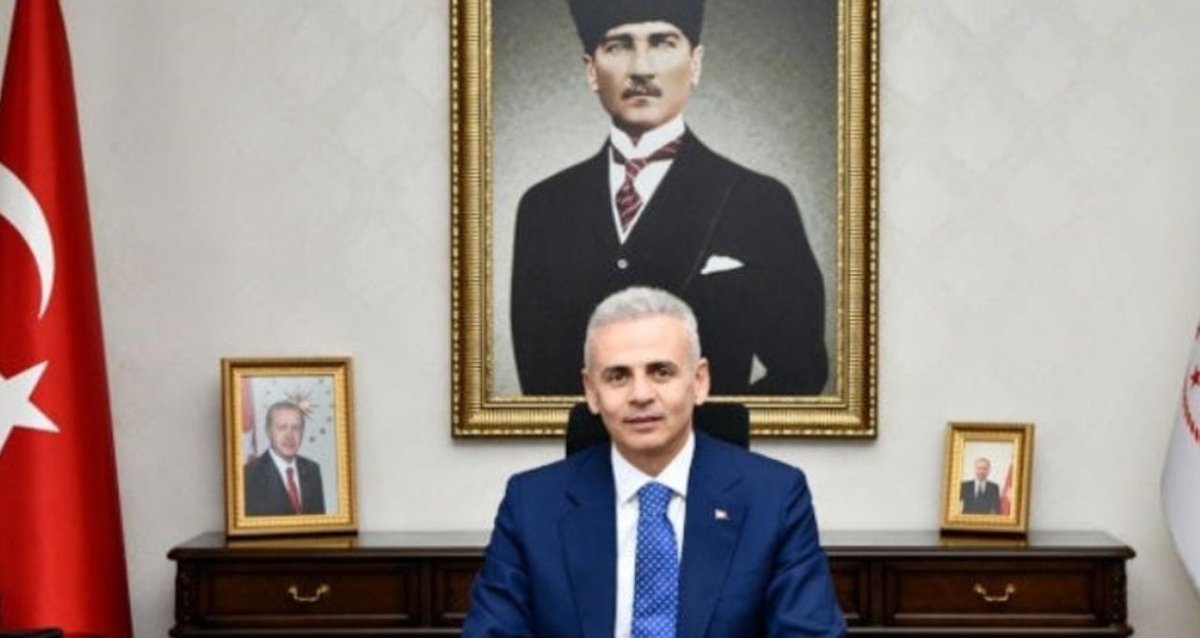 Yeni Valinin İlk Hareketi Türk Bayrağını İndirmek Oldu! Tepkiler Üzerine Geri Getirildi