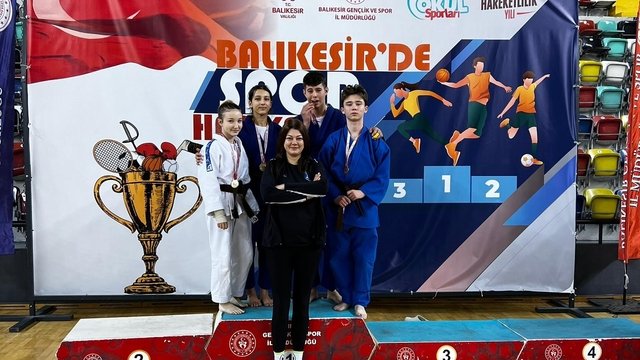 Balıkesir Büyükşehir Sporcuları Güreş Ve Judo'da 18 Madalya Kazandı