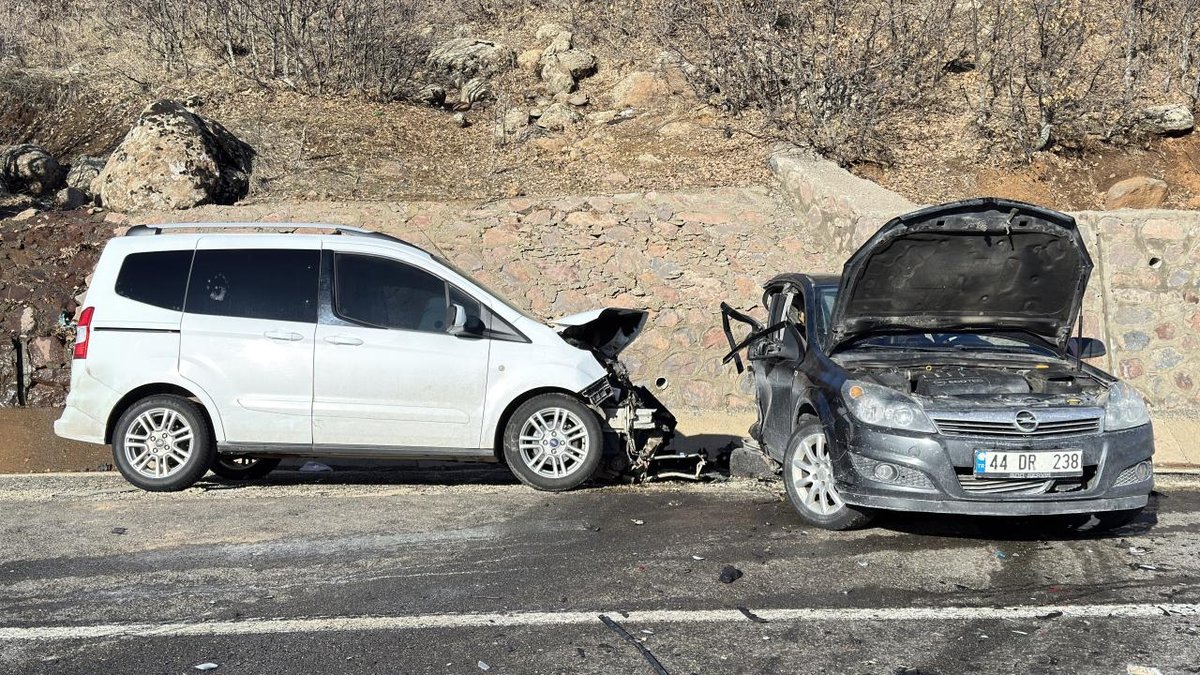 Bingöl'de Araç Çarpışması: İki Kişi Hayatını Kaybetti, Üç Yaralı