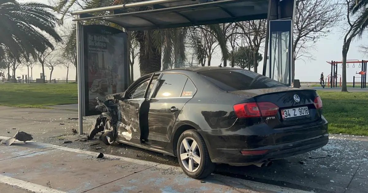 Sahil Yolu Üzerinde Korkunç Çarpışma: Araç Durağa Girdi