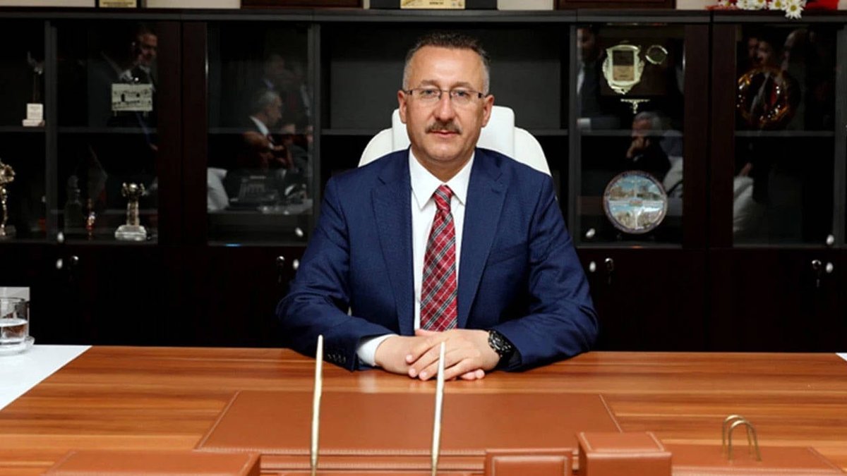 Adapazarı Belediye Başkanı AKP Üyesi Görevinden Ayrıldı