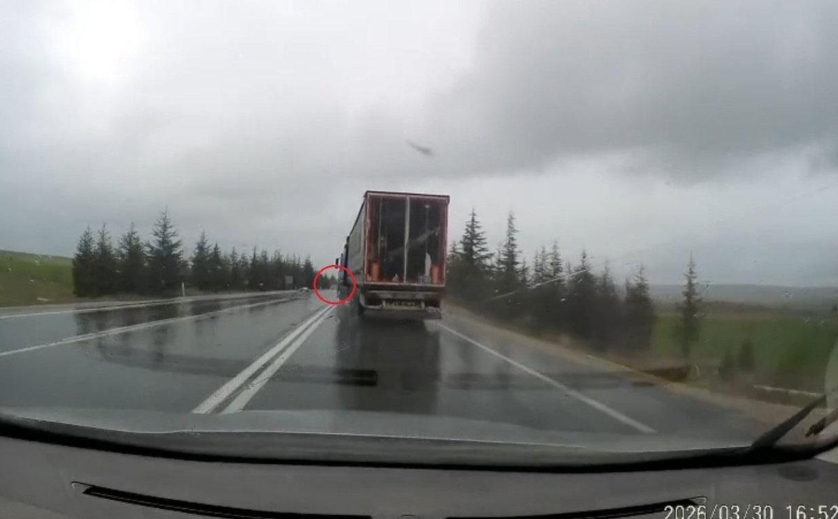 TIR'ın Araçla Çarpıp Sürüklediği Kaza Anı Kamerada: 1 Ölü, 2 Yaralı