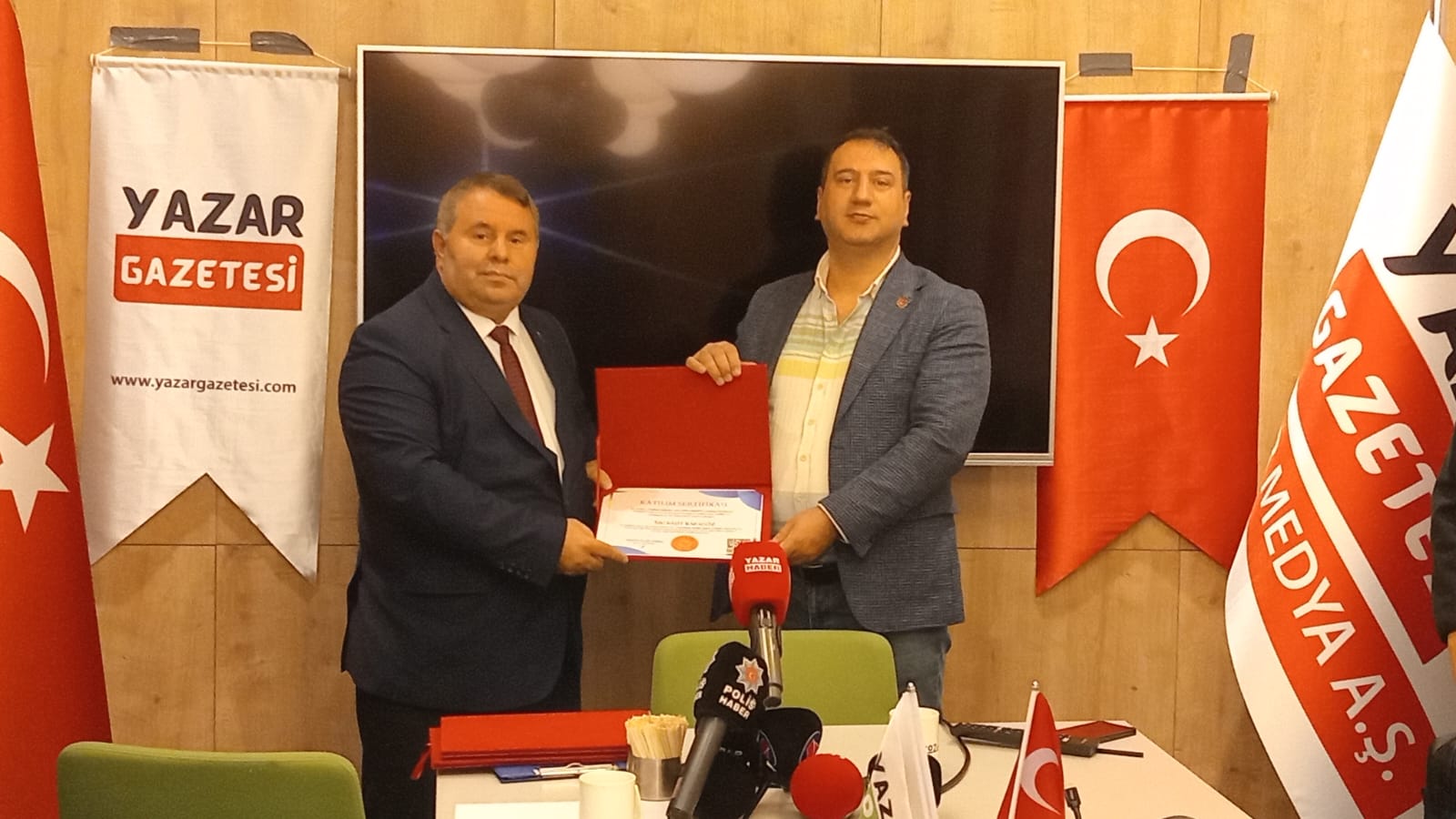 Yazar Gazetesi Genel Yayın Yönetmeni Raşit Karagöz’e Katılım Sertifikası Takdim Edildi