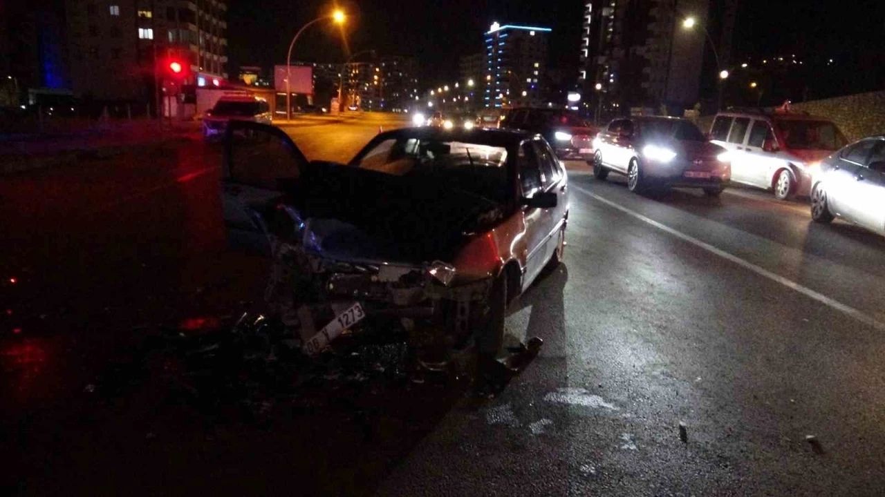Malatya’da kavşakta feci kaza: Tır ile otomobil çarpıştı, 3 kişi yaralandı