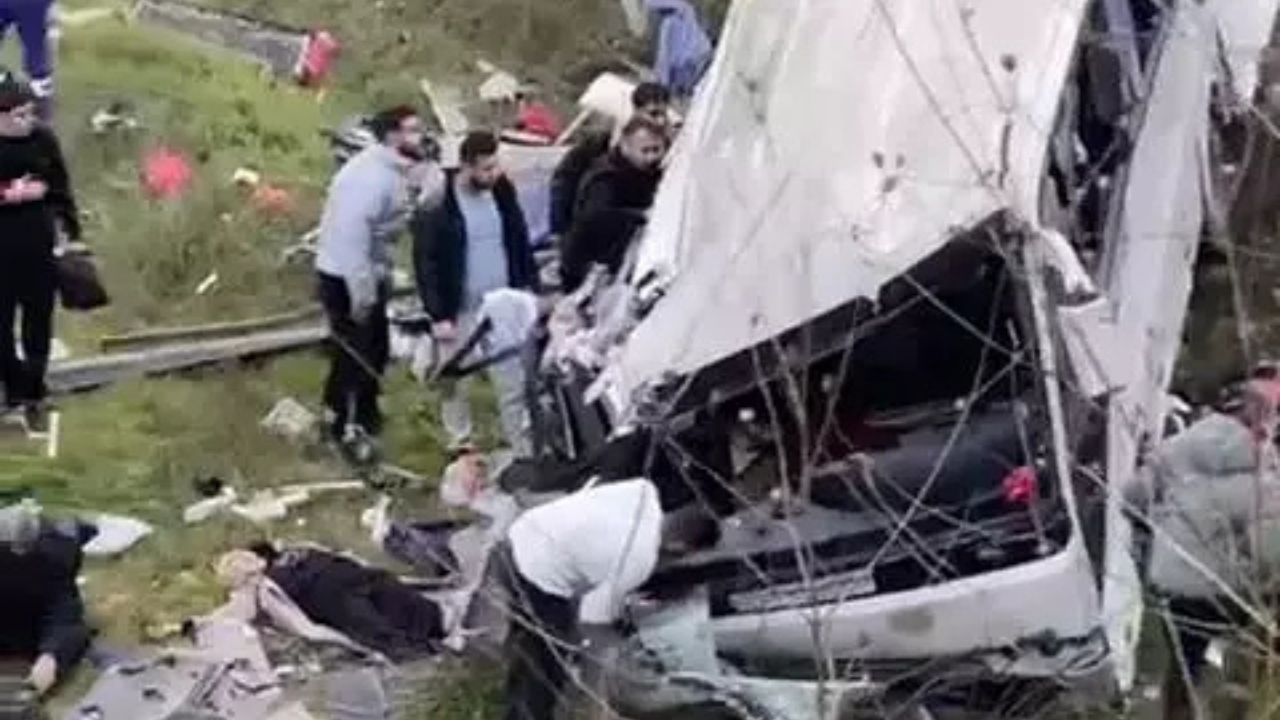Esenyurt’ta Feci Kaza: İşçi Servisinin Devrilme Anı Kameraya Yansıdı