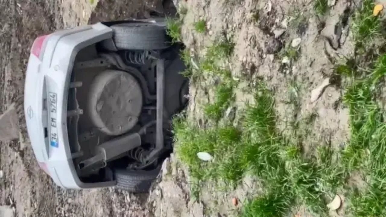 İstanbul’da park halindeki araç çukura düştü, sahibinin sözleri şaşırttı