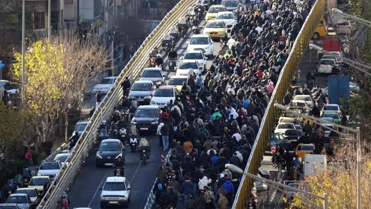 İran’da protestolar şiddetlendi: Kaymakamlık binasına saldırı