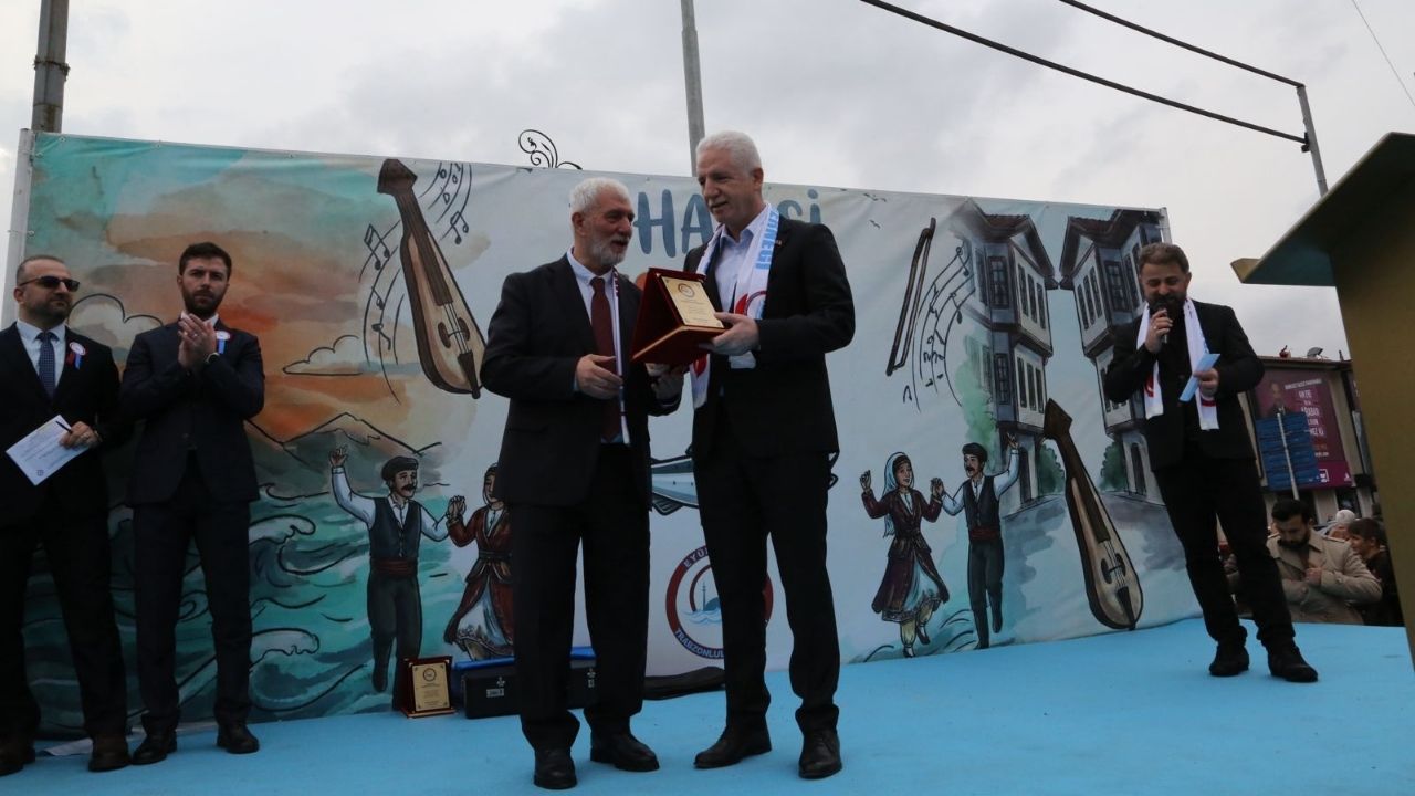 Vali, Bakan ve Belediye Başkanları Eyüpsultan’daki 1. Hamsi Festivali’nde Buluştu