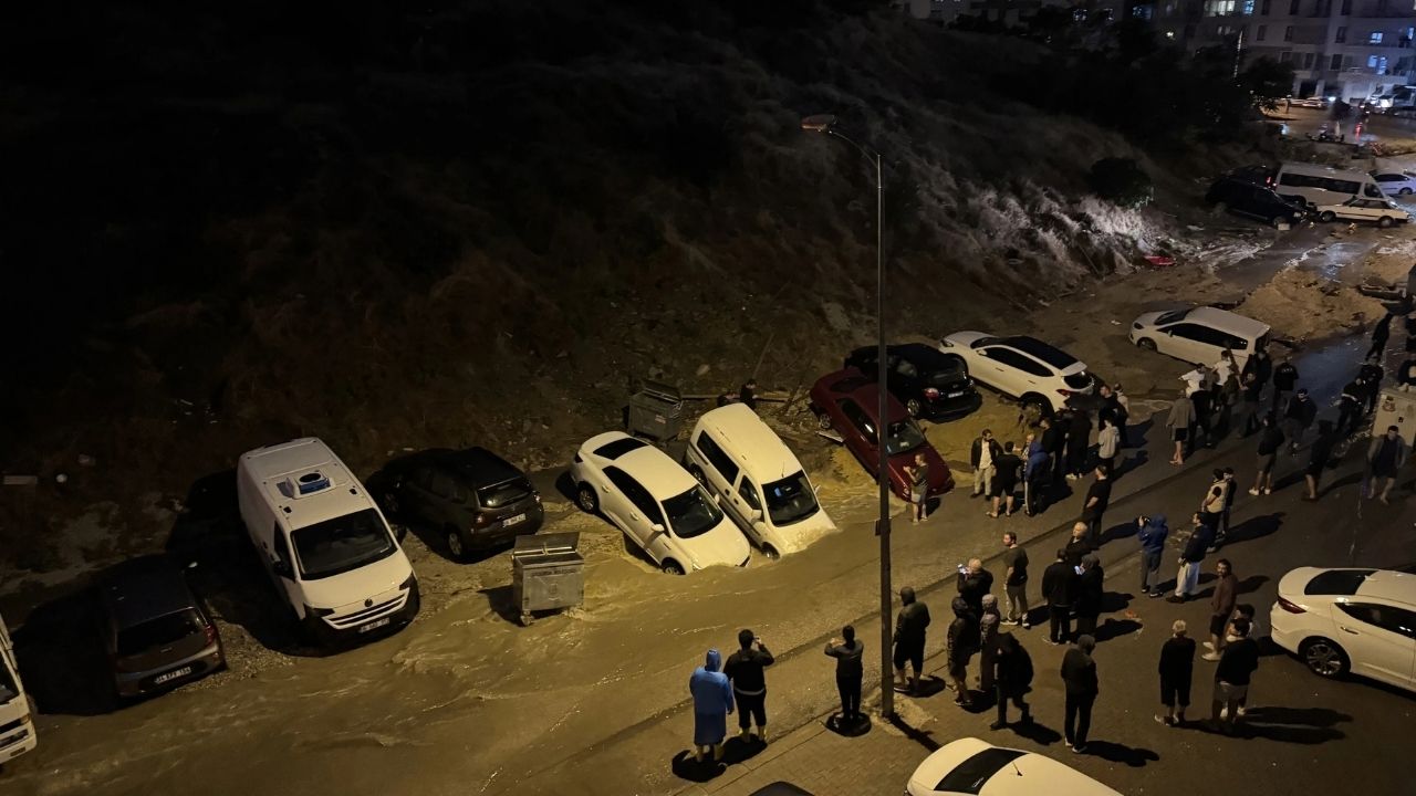 Ankara’da Sağanak Sonrası Yol Çöktü: Araçlar Çukura Düştü