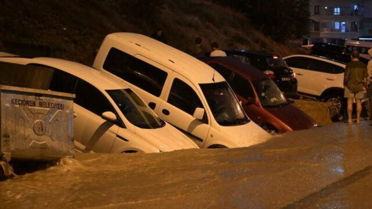 Ankara’da Sağanak Sonrası Yol Çöktü, Araçlar Çukura Düştü