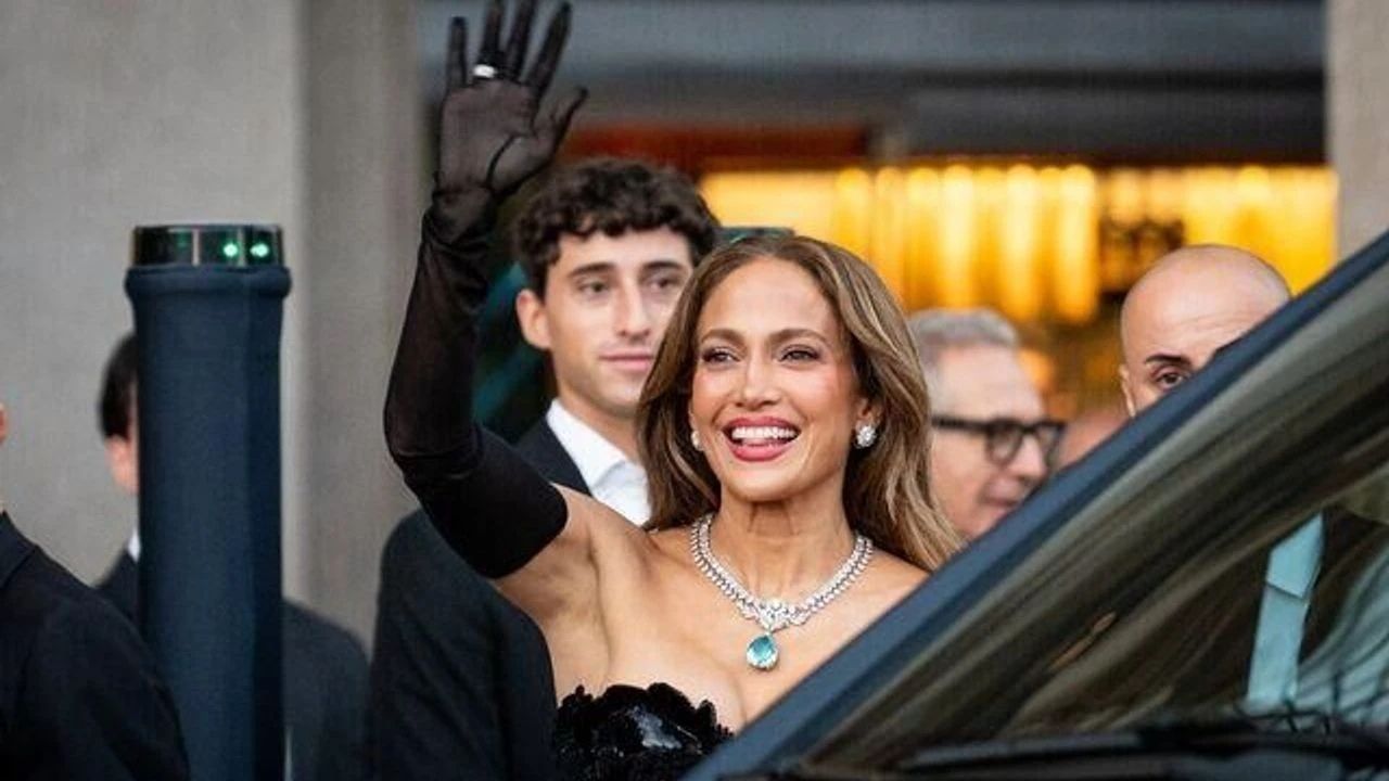 Jennifer Lopez Milano Moda Haftası’nda Göz Kamaştırdı