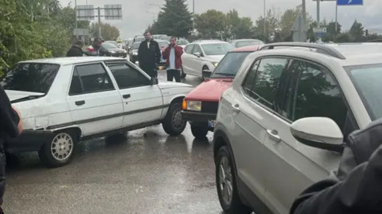 Bursa’da Üç Otomobilin Karıştığı Zincirleme Kazada 2 Yaralı