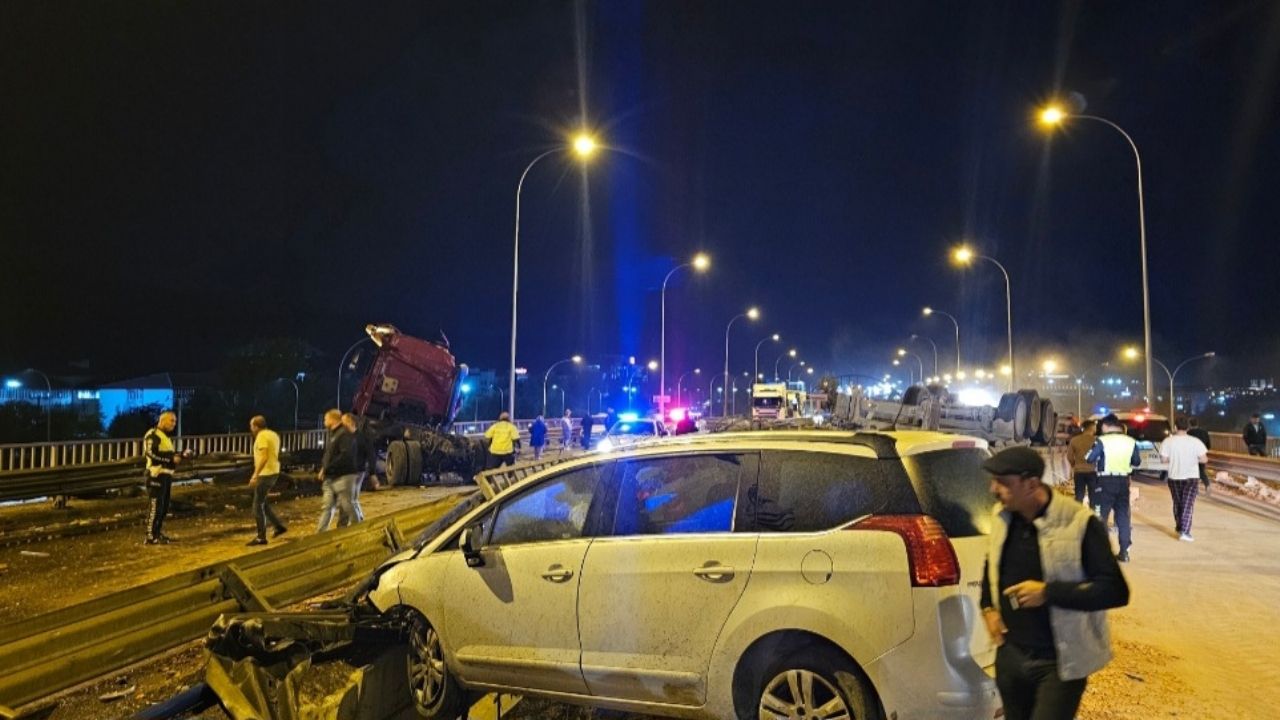 Oteller Bölgesi’nde TIR ile Otomobil Çarpıştı: 8 Yaralı