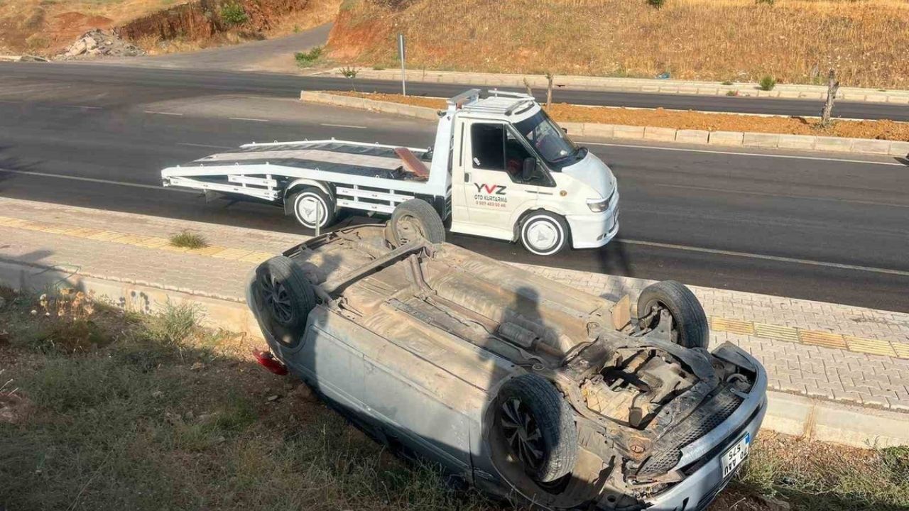 İslahiye’de Kaldırıma Uçan Otomobil Takla Attı, Sürücü Yaralandı