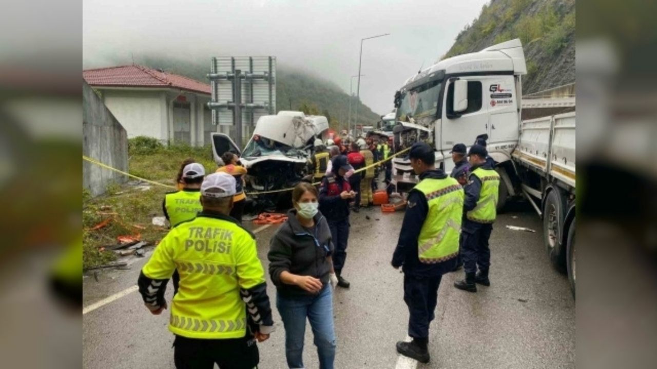 Bartın-Karabük Yolunda Minibüs İle Tır Çarpıştı: 1 Ölü