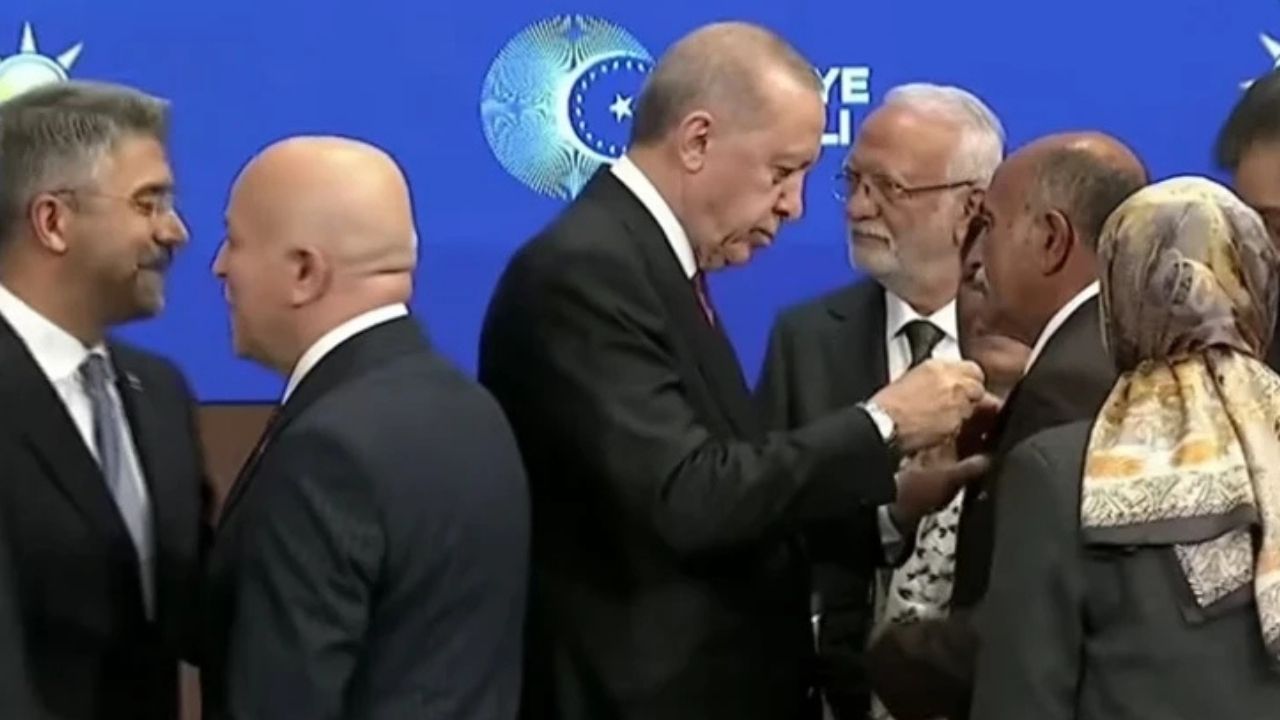 9 Belediye Başkanı AK Parti’ye Katıldı: Rozetleri Erdoğan Taktı