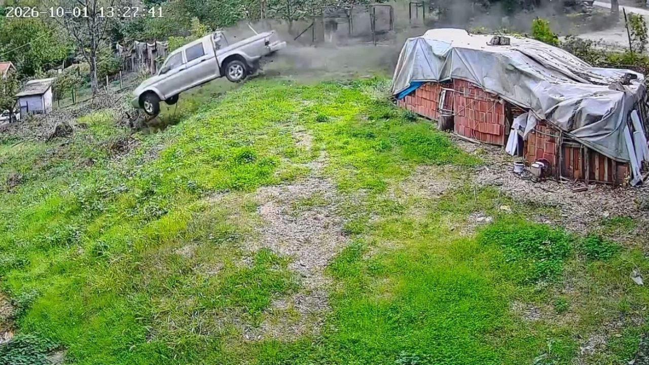 Yenice’de Kamyonet Bahçeye Savruldu: 3 Kadın Kıl Payı Kurtuldu
