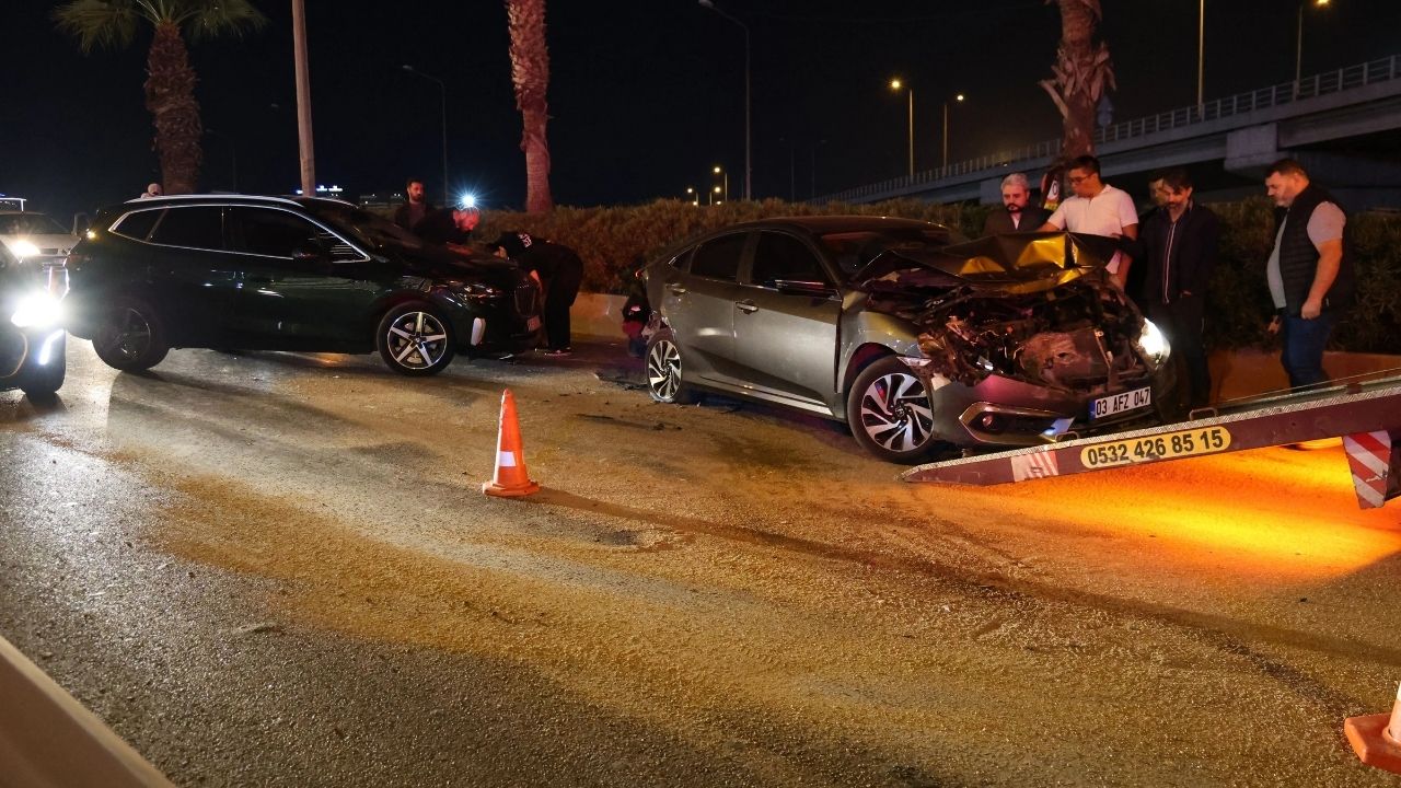 İzmir’de Zincirleme Kaza: 7 Otomobil Ve 1 Motosiklet Çarpıştı