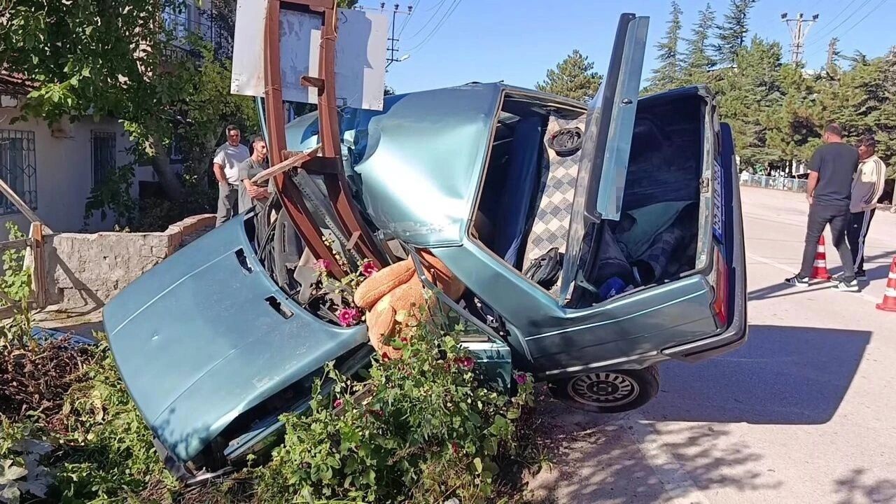 Kediye Çarpmamak İçin Manevra Yaptı, Otomobil Direğe Çarptı