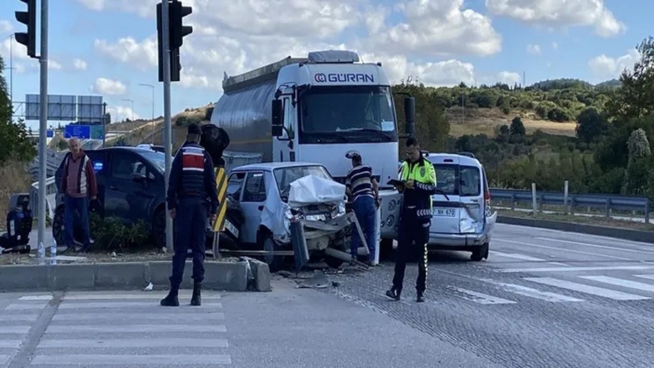 Çanakkale'de Tanker Dehşeti: 4 Araç Birbirine Girdi, 4 Yaralı