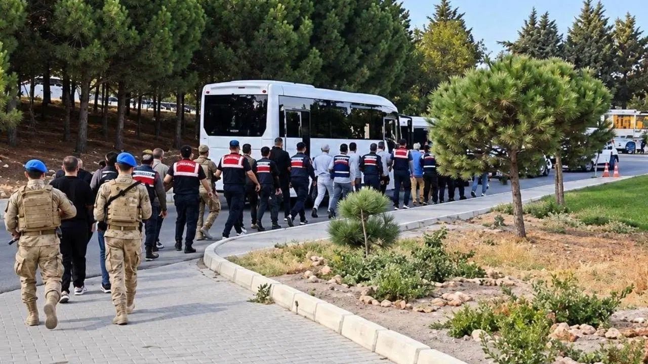 Çeşme Belediyesi soruşturmasında 12 şüpheli adliyeye sevk edildi
