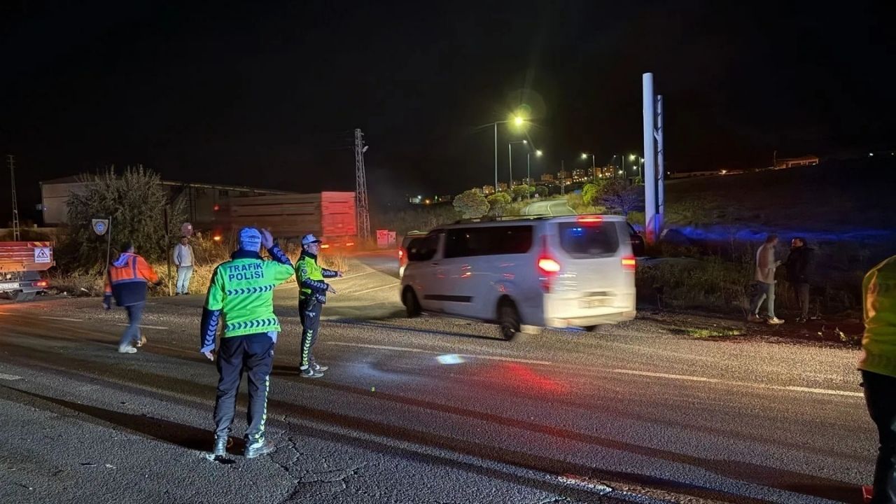 Kayseri’de iki otomobil çarpıştı: 3 kişi öldü, HAK-İŞ yöneticisi yaralı