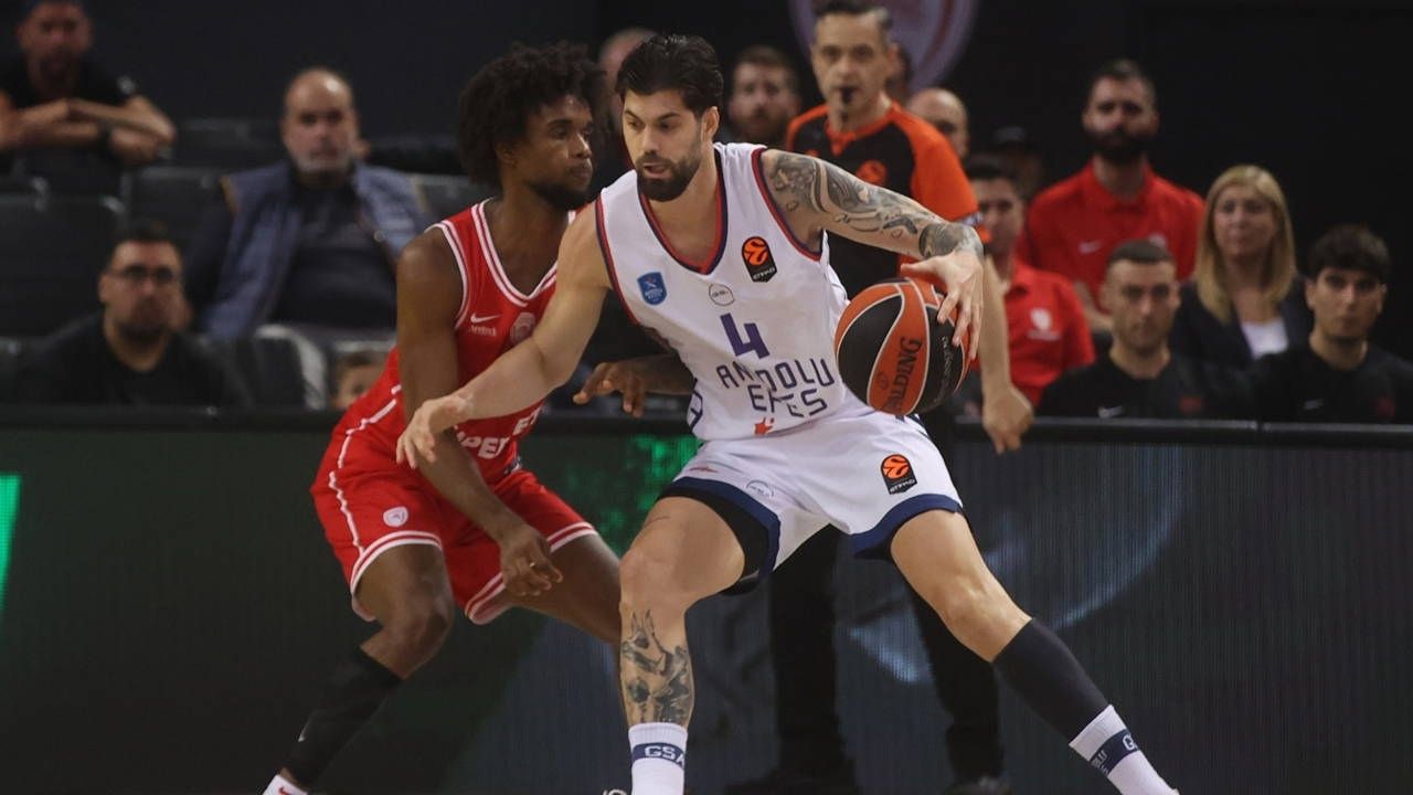 Anadolu Efes, Olympiakos deplasmanında 23 sayı farkla yenildi