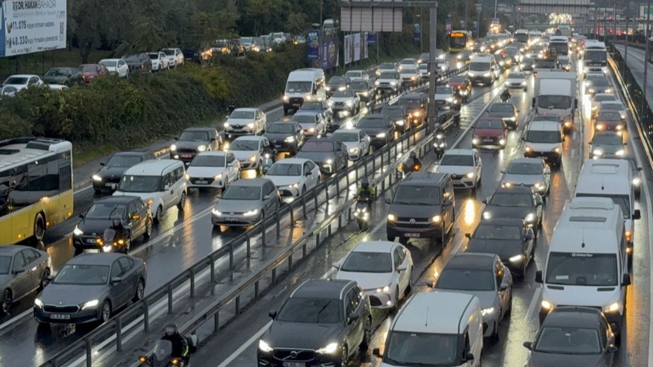İstanbul’da sağanak ve fırtına alarmı: Trafik yoğunluğu yüzde 89’a çıktı