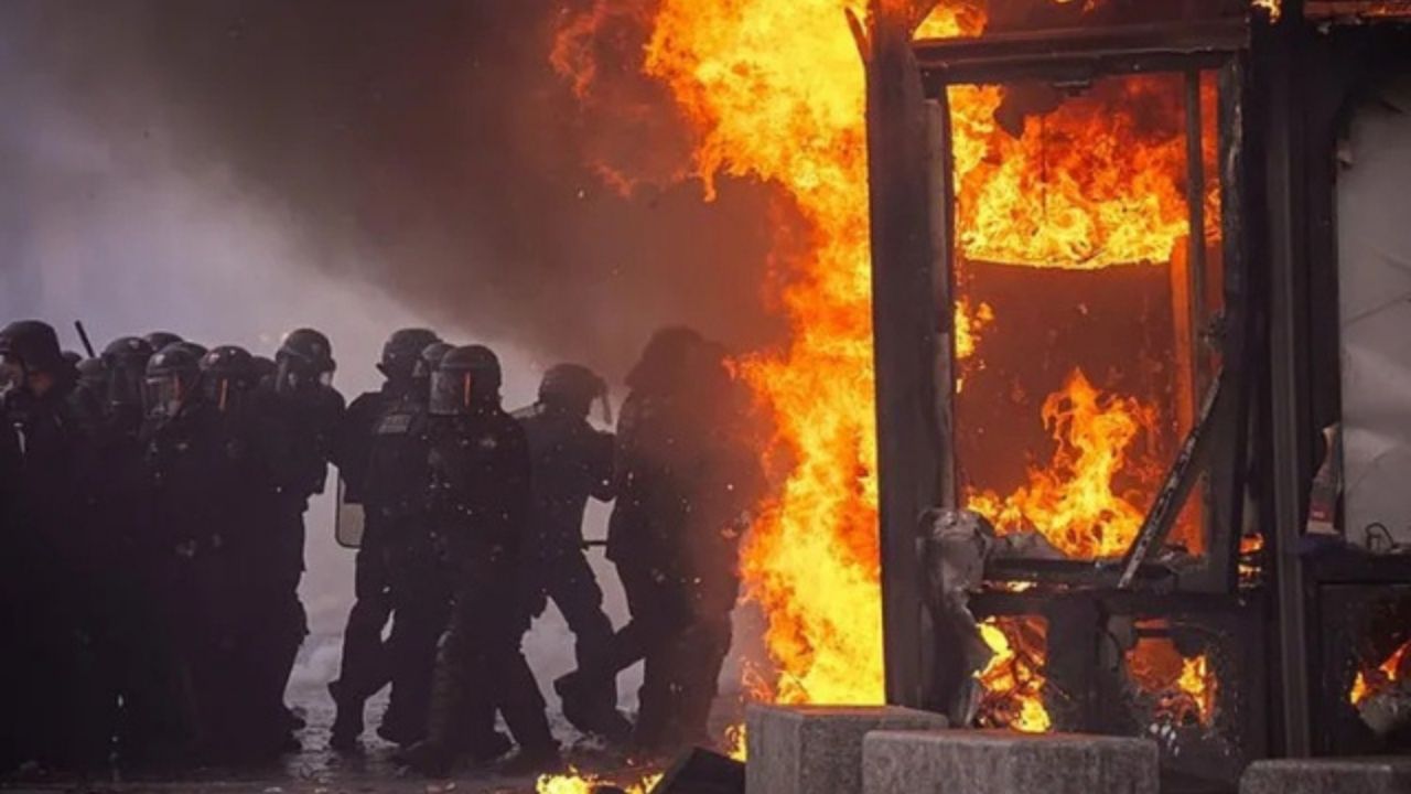 Fransa’da Protestolar Büyüyor: 35 Bin Kişi Sokaklara Çıktı