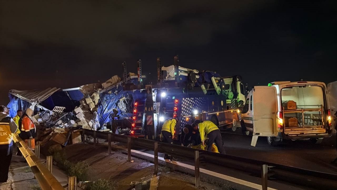 Kocaeli’de Tır Devrilip Karşı Şeride Geçti: 1 Ölü, 2 Yaralı