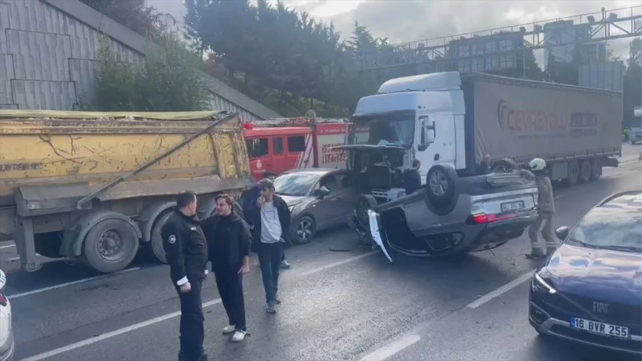 Bağcılar’da Zincirleme Kaza: Otomobil Takla Attı, 2 Yaralı