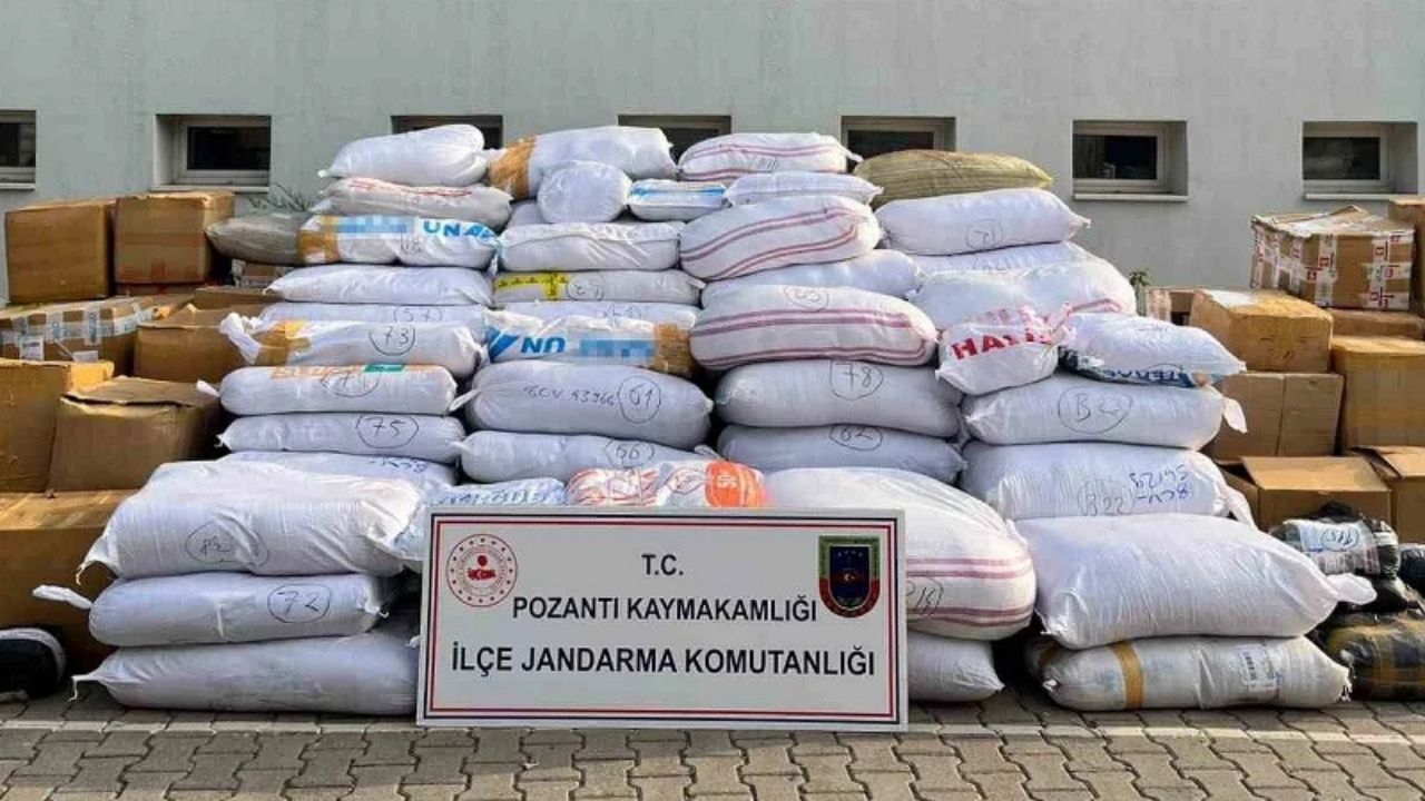 Adana’da Otoyolda Durdurulan İki Tırdan 6 Ton Kaçak Ürün Çıktı