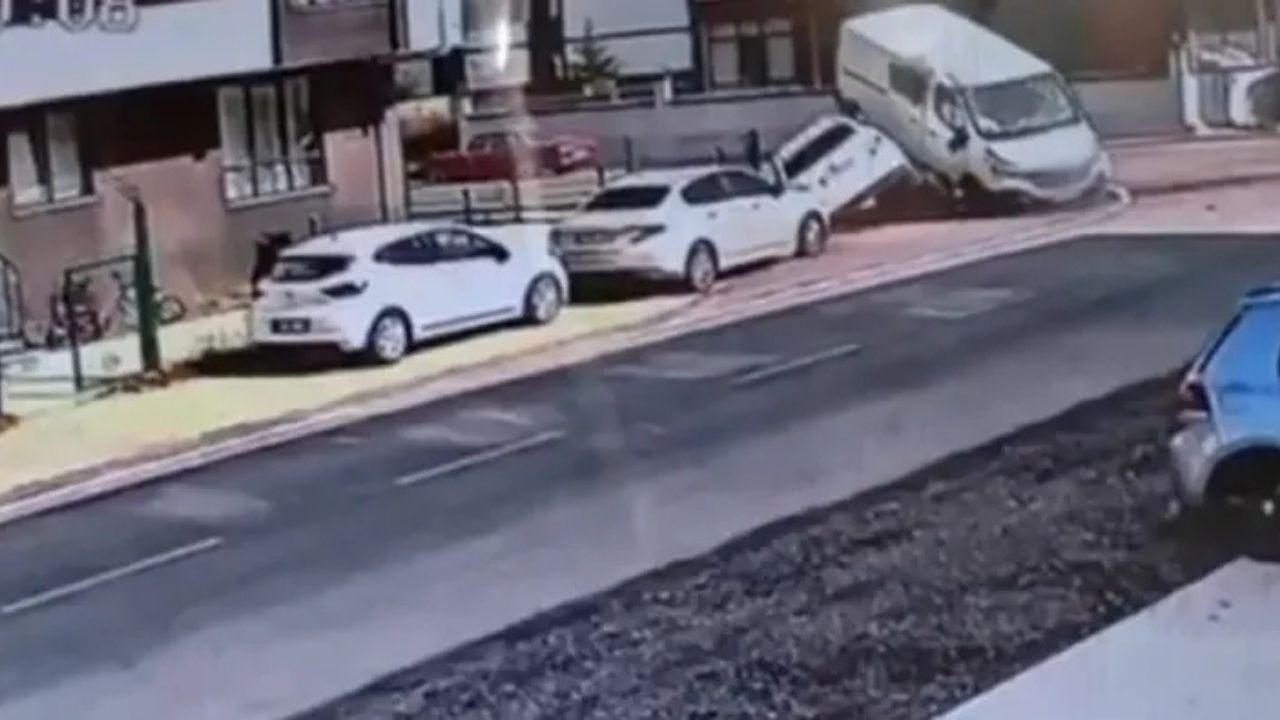 Düzce’de Otomobilin Çarptığı Minibüs Park Halindeki Aracın Üzerine Çıktı