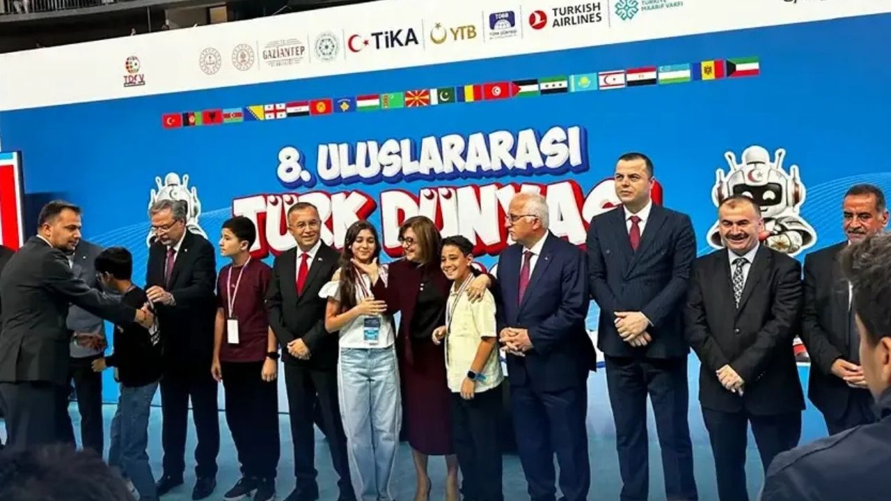 Bayburtlu Öğrenci Azra Beren Araz’dan Bilim Şenliğinde Çifte Ödül