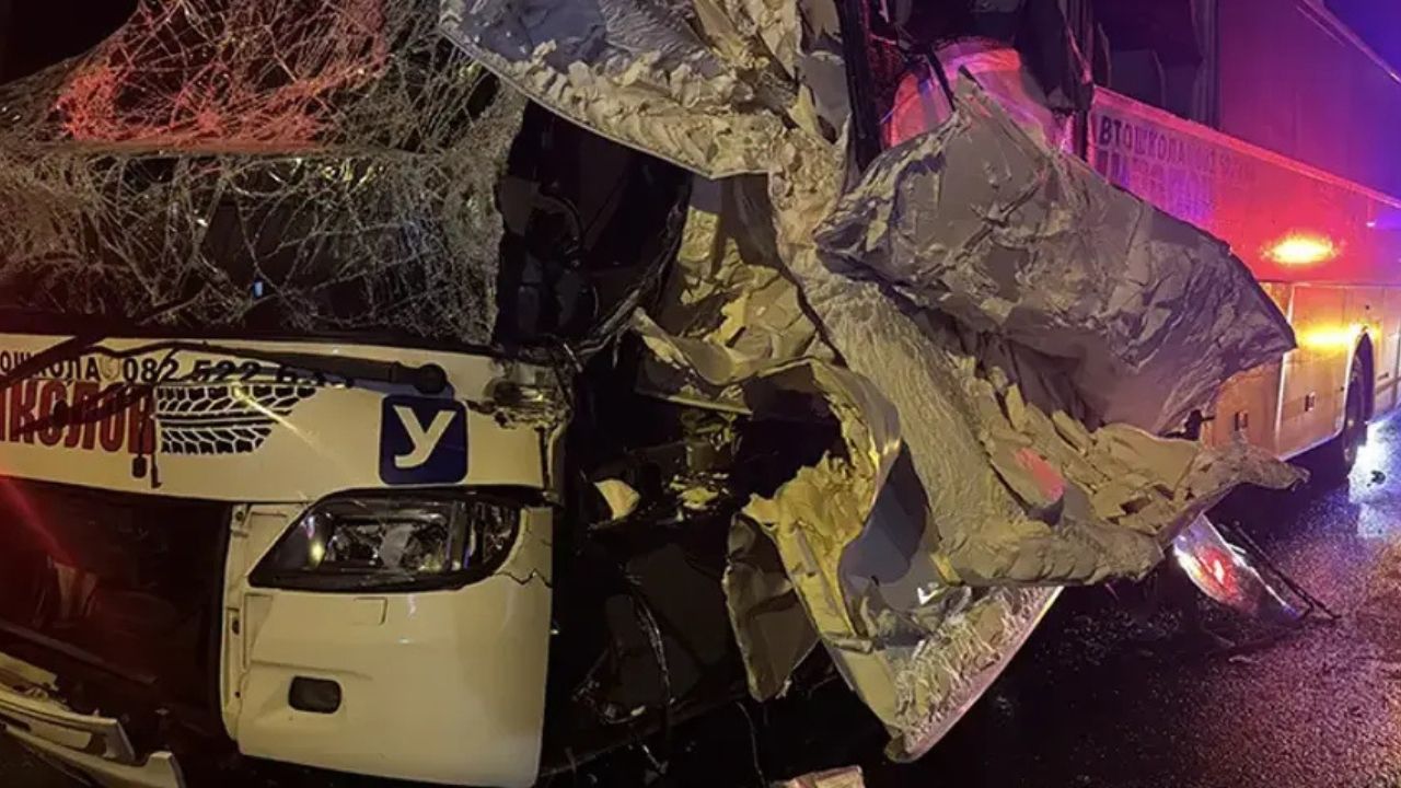 Edirne’de Tur Otobüsü TIR’la Çarpıştı: 10 Turist Yaralandı