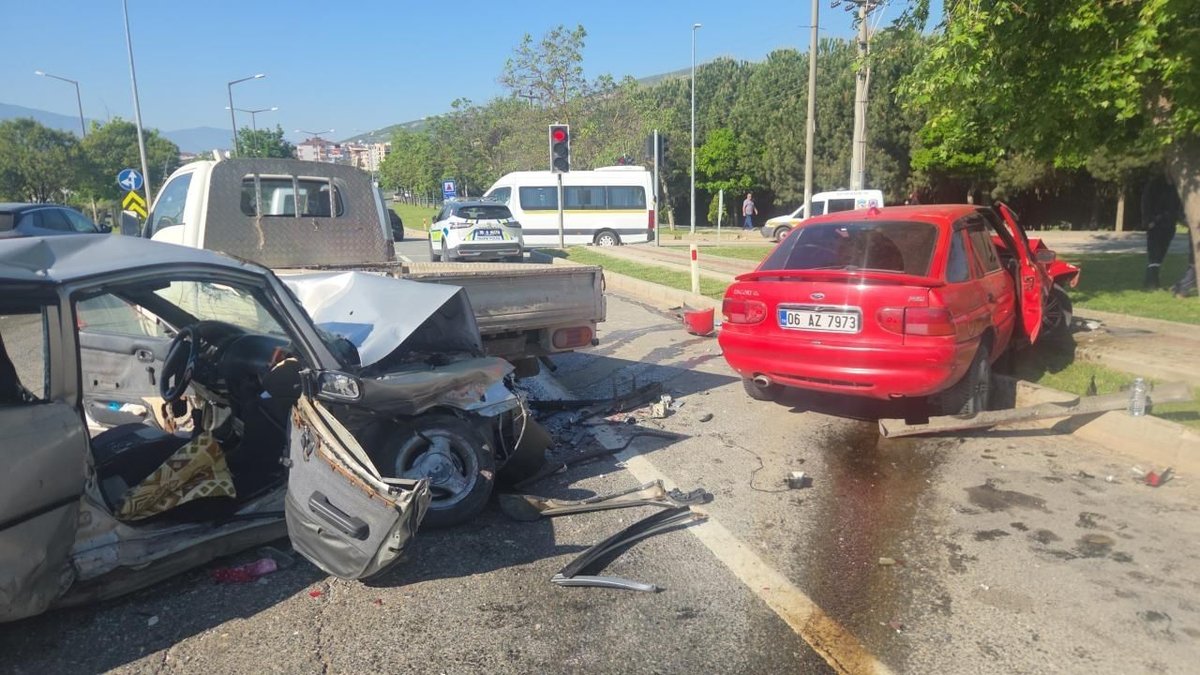 Bursa’da Zincirleme Trafik Kazası: 1 Ölü, 4 Yaralı