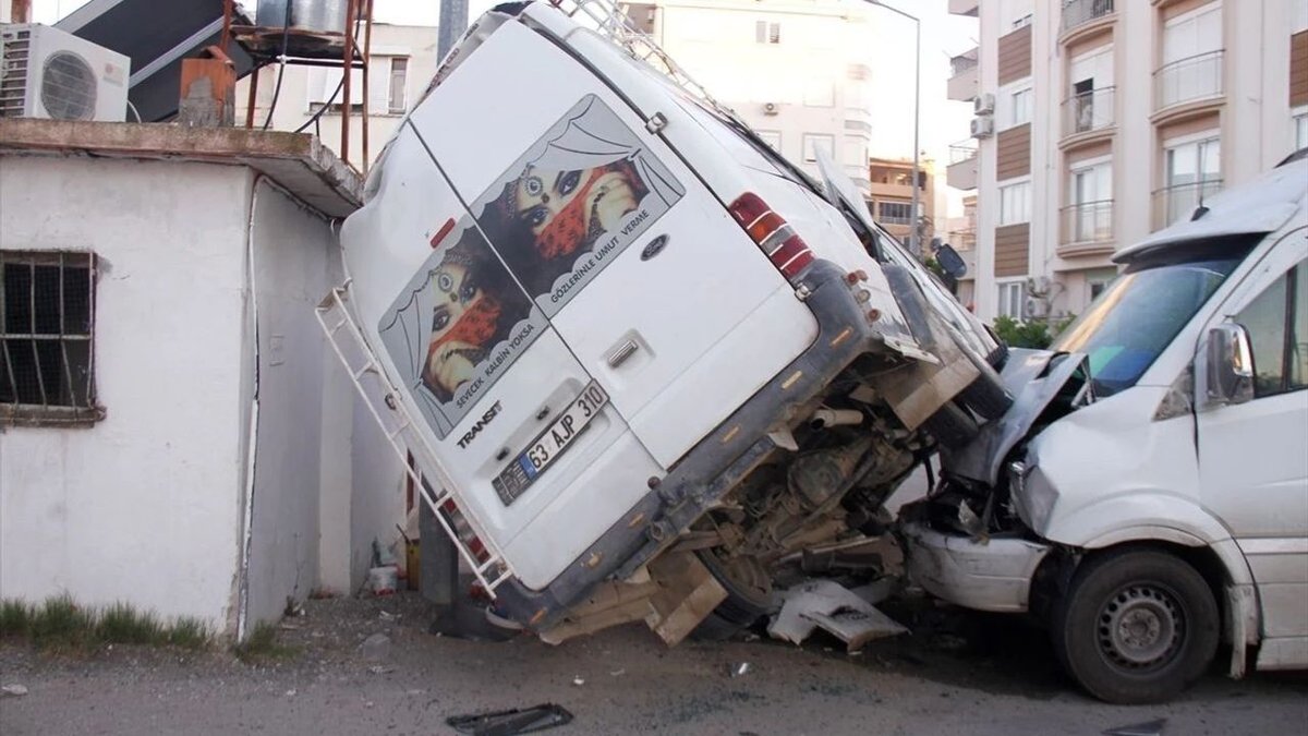 Antalya’da Tarım İşçilerini Taşıyan Minibüsler Çarpıştı: 5 Kadın Yaralandı