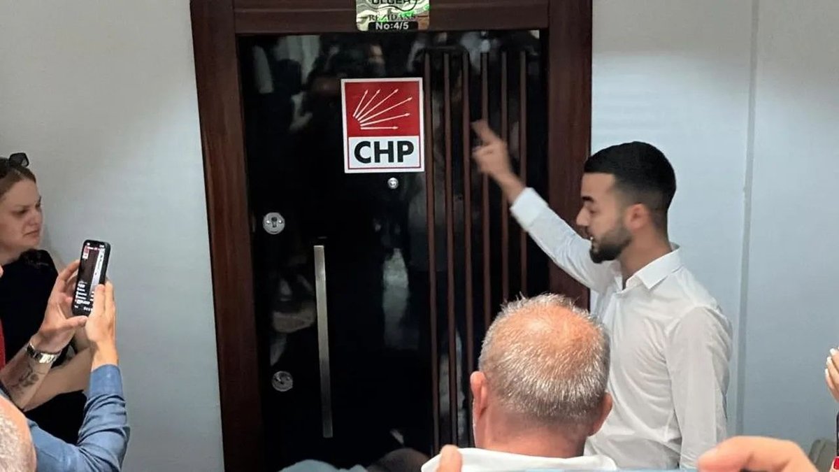 Osmaniye CHP İl Binasında Gergin Devir Süreci Çilingirle Kapı Açıldı
