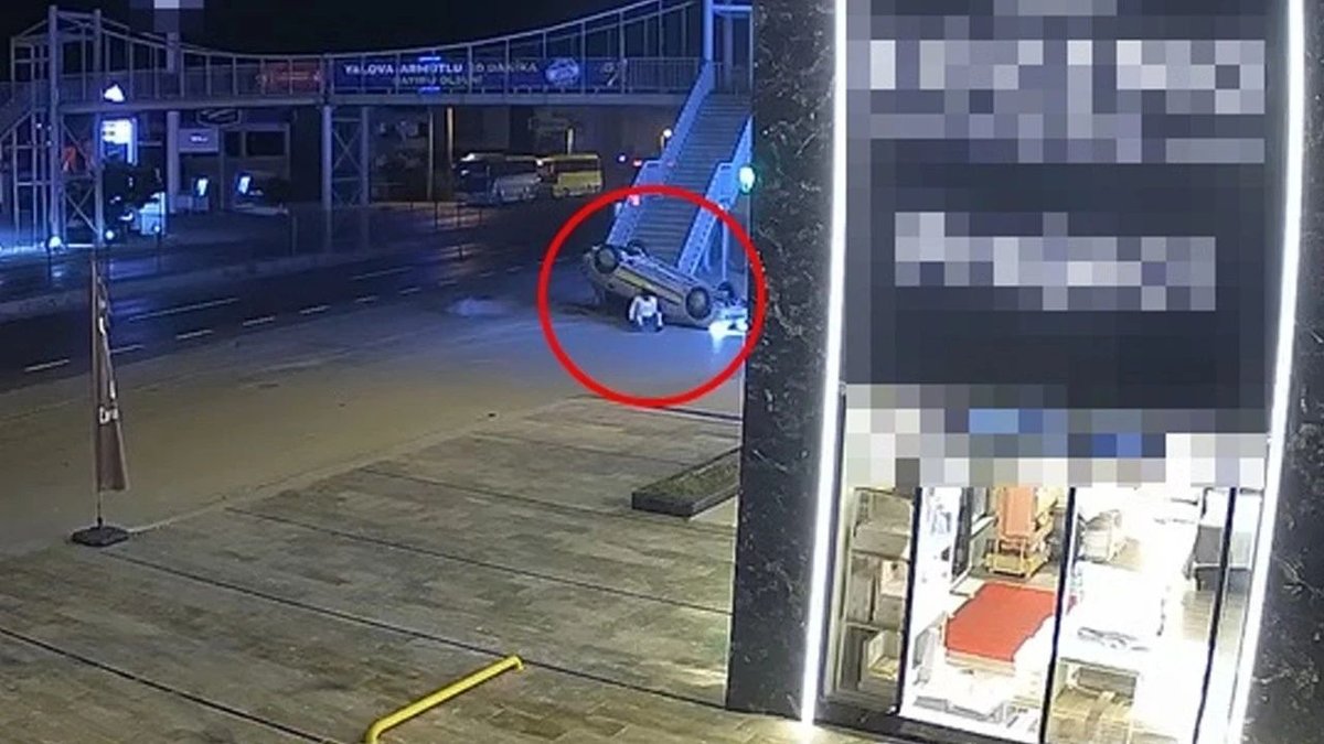 Takla Atan Otomobil Üst Geçit Merdivenlerinde Durdu