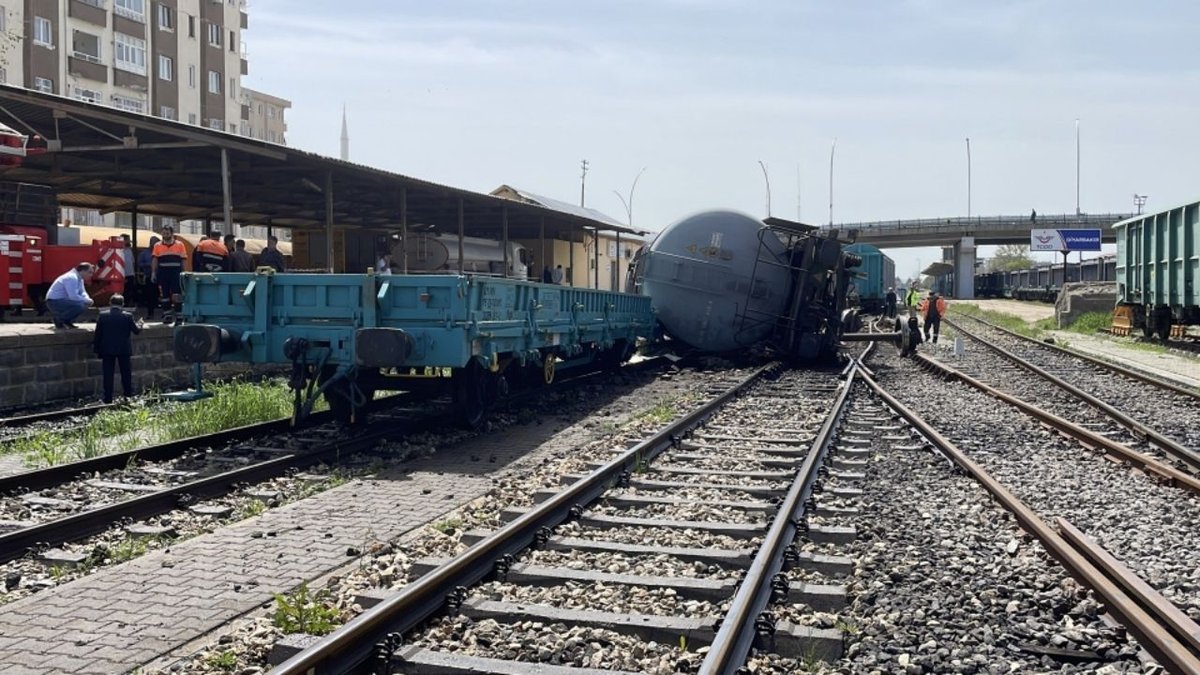 Diyarbakır’da Yük Treni Kazası: Raydan Çıkan Vagon Devrildi