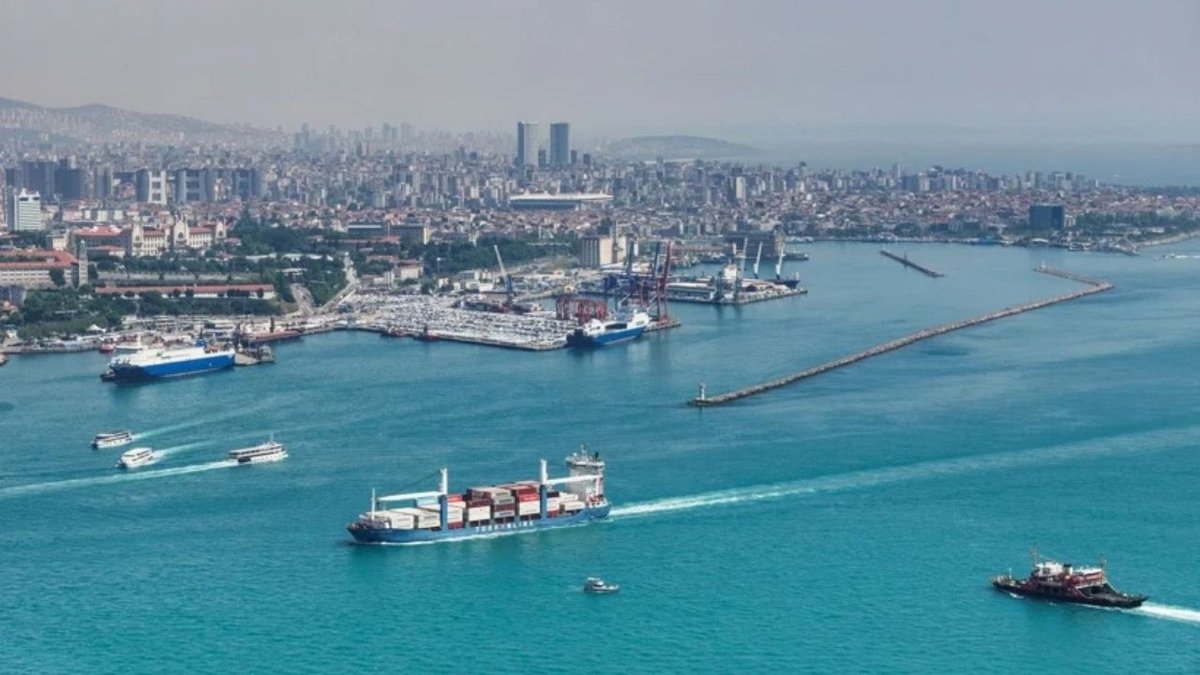 İstanbul Boğazı Neden Turkuaz Oldu? Uzmanlar Denizdeki Renk Değişiminin Sebebini Açıkladı