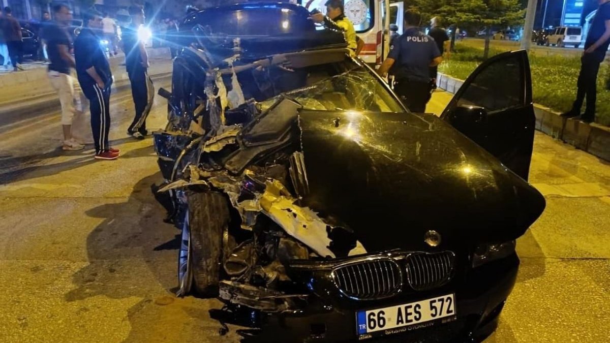 Yozgat Sorgun’da Minibüs Ve Otomobil Çarpıştı: 2 Yaralı Hastaneye Kaldırıldı