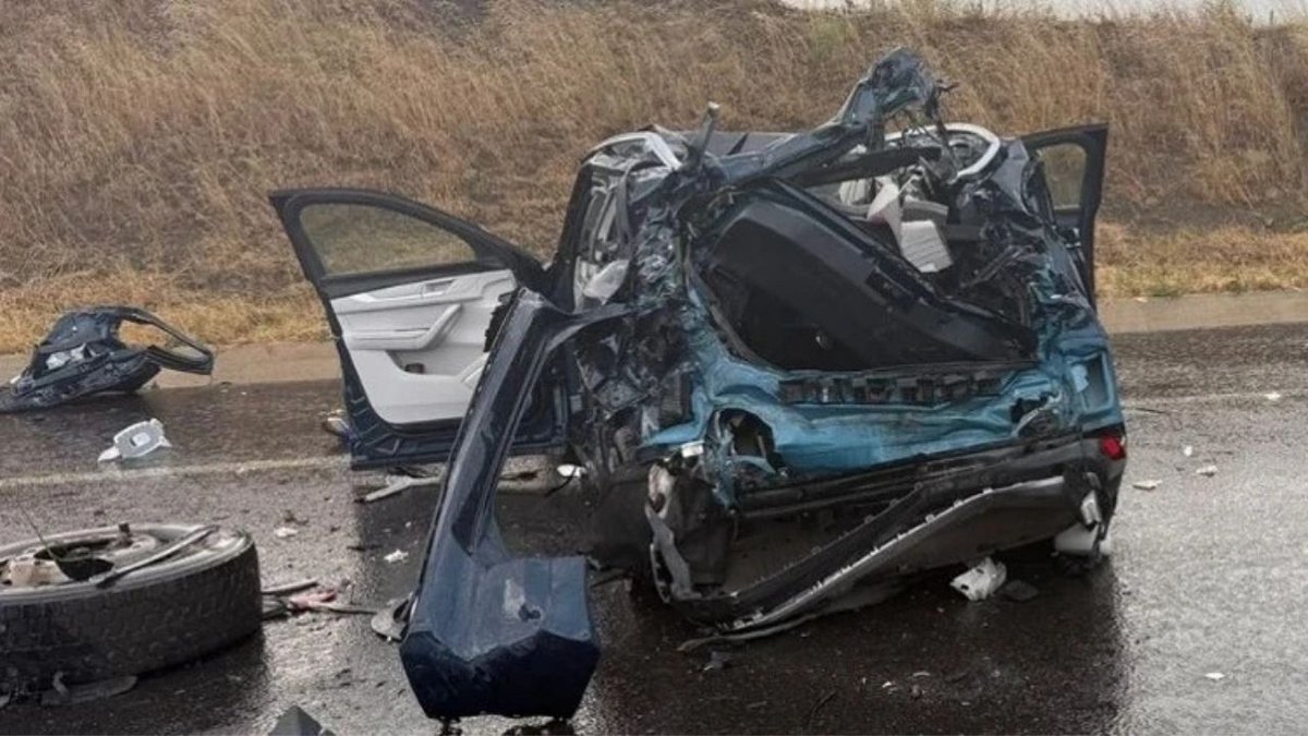 Çanakkale’de Feci Kaza: LNG Tankerine Çarpan Otomobilde 2 Kişi Hayatını Kaybetti, 2 Kişi Ağır Yaralandı