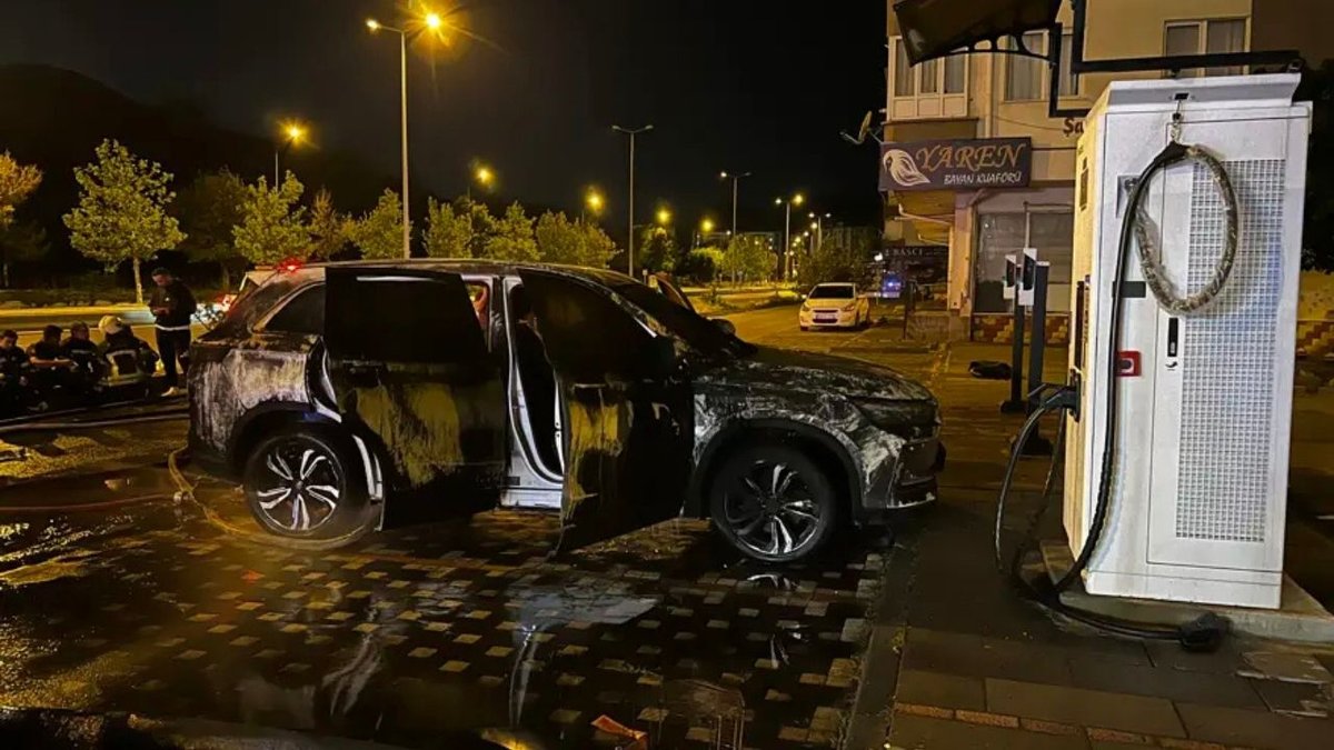Şarj Noktasında Panik Elektrikli Araç Alevlere Teslim Oldu