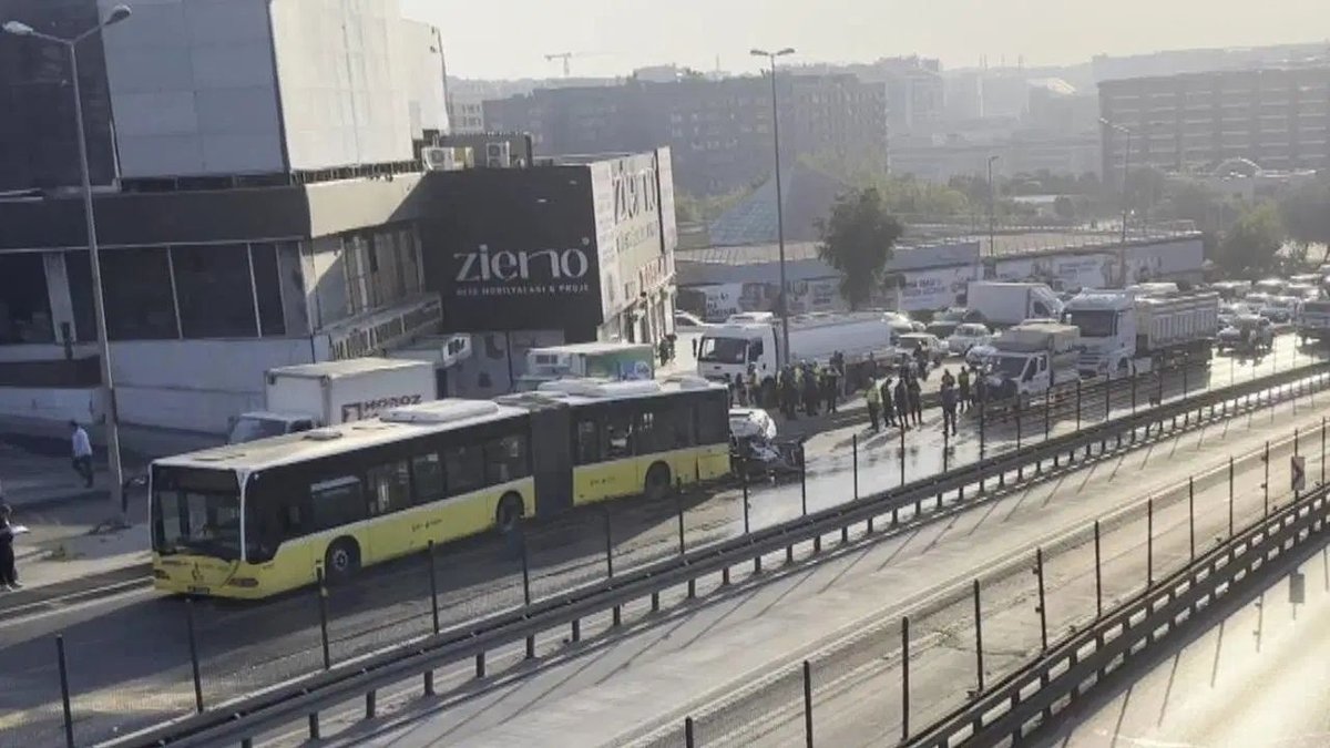 İstanbul’da feci kaza: Otomobil İETT otobüsüne çarptı, 3 kişi yaşamını yitirdi