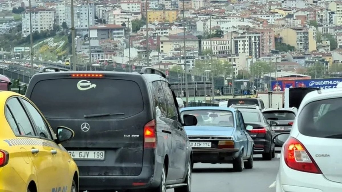 İstanbul'da Haftanın Başlangıcında Trafik Sıkışıklığı ve Kaza